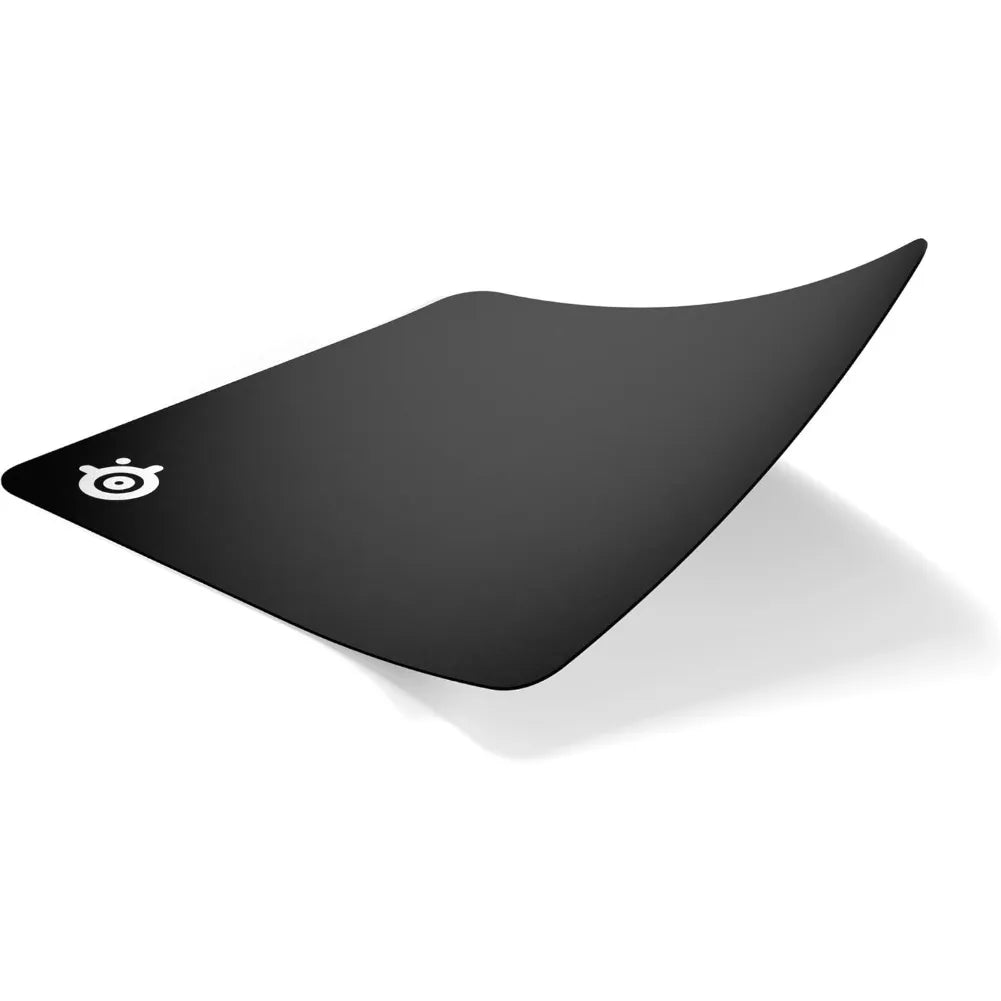 Tapis de souris gaming SteelSeries QcK, surface lisse noire pour glisse ultra-rapide et performance optimale.