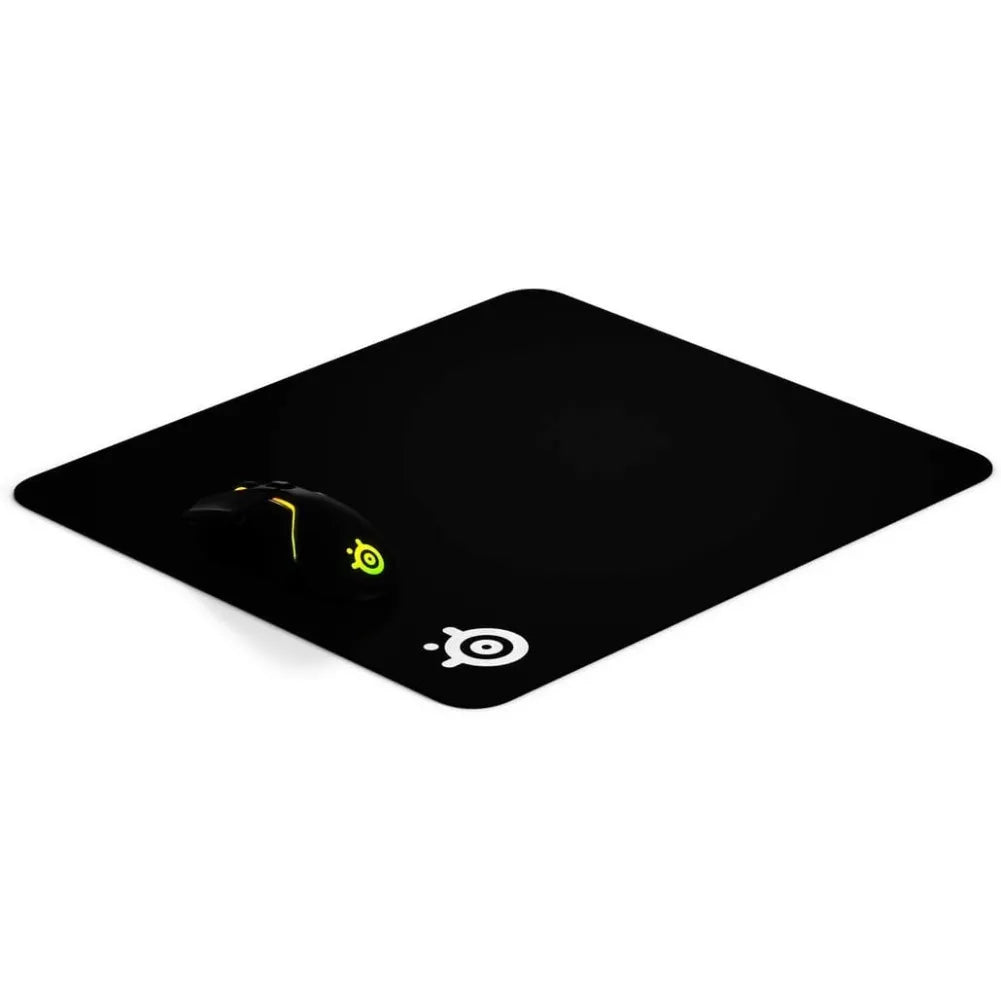 Tapis de souris gaming SteelSeries QcK+ avec souris, surface lisse pour glisse rapide et contrôle précis.