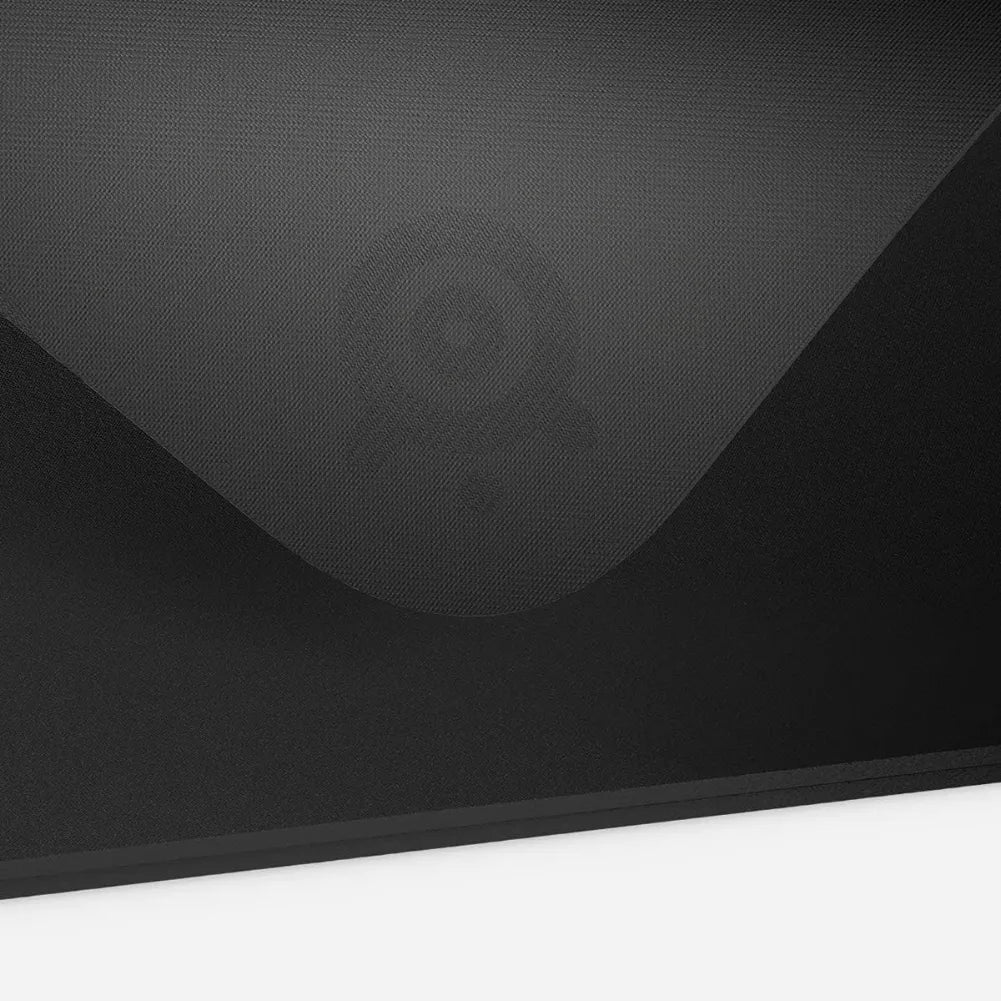 Surface du tapis de souris gaming SteelSeries QcK Heavy XXL, texture micro-maillée pour une glisse optimale.