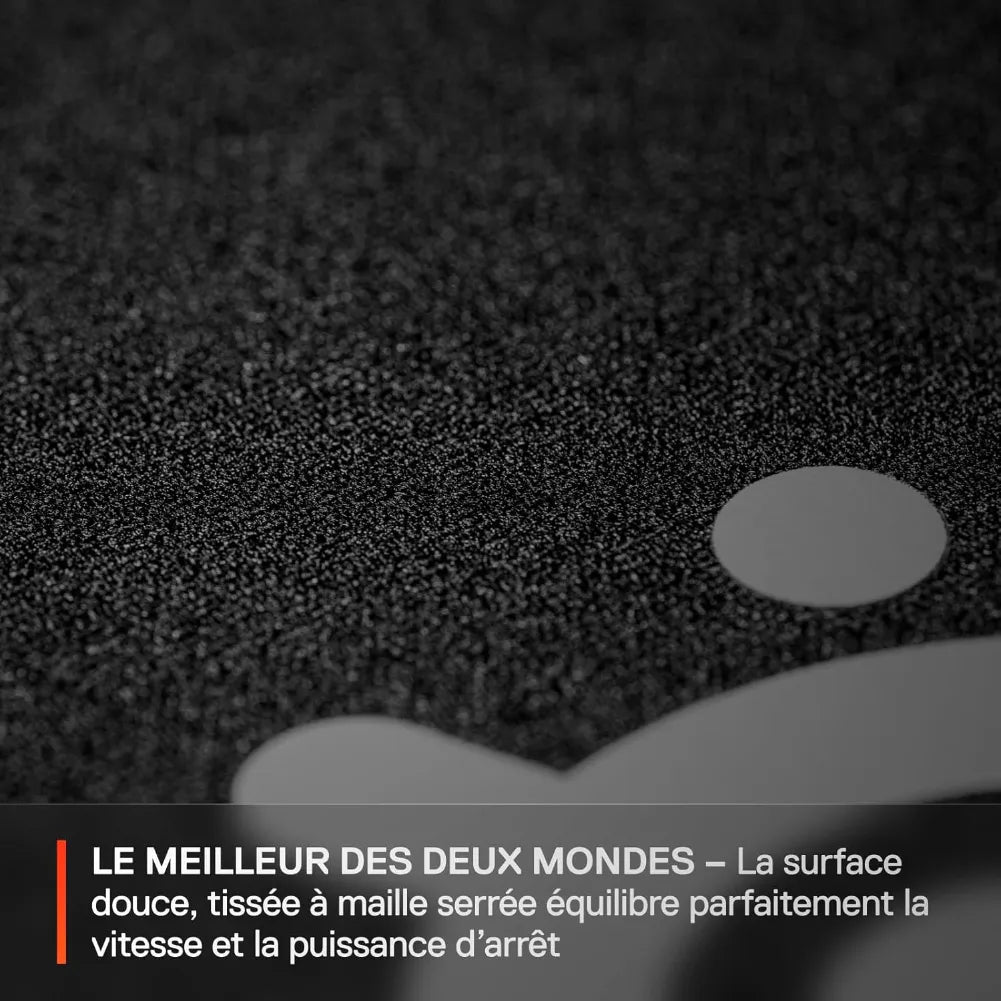 Surface douce et tissée du SteelSeries QcK, équilibrant vitesse et puissance d'arrêt pour performance optimale.