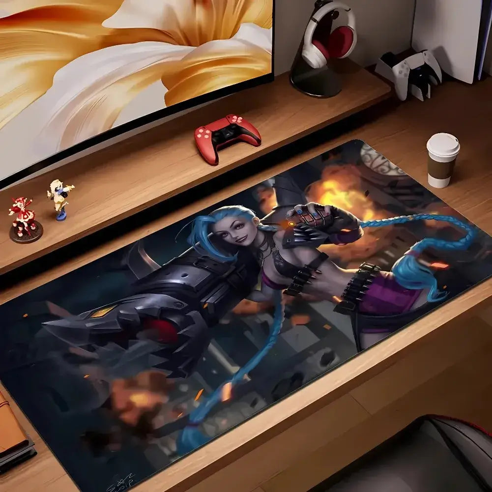 Tapis de souris Jinx & Poiscaille sur bureau gaming