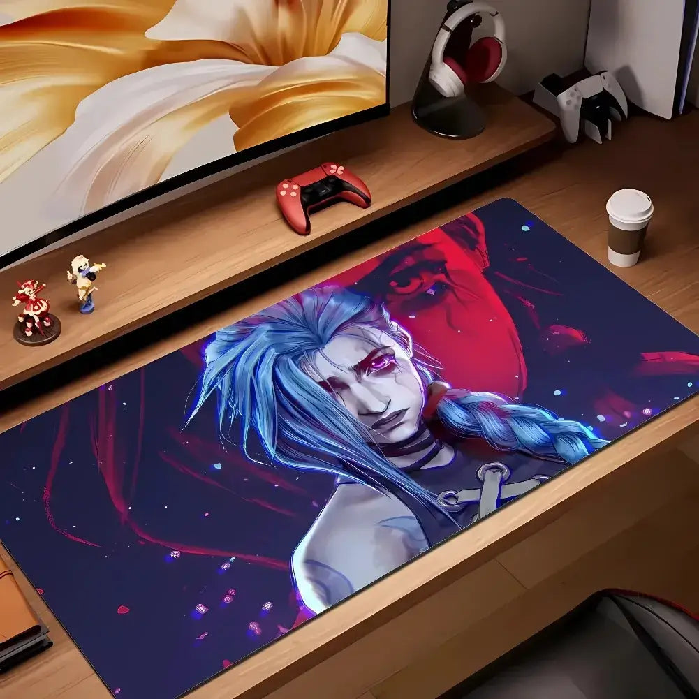 Tapis de souris Jinx rouge et bleu sur bureau gamer