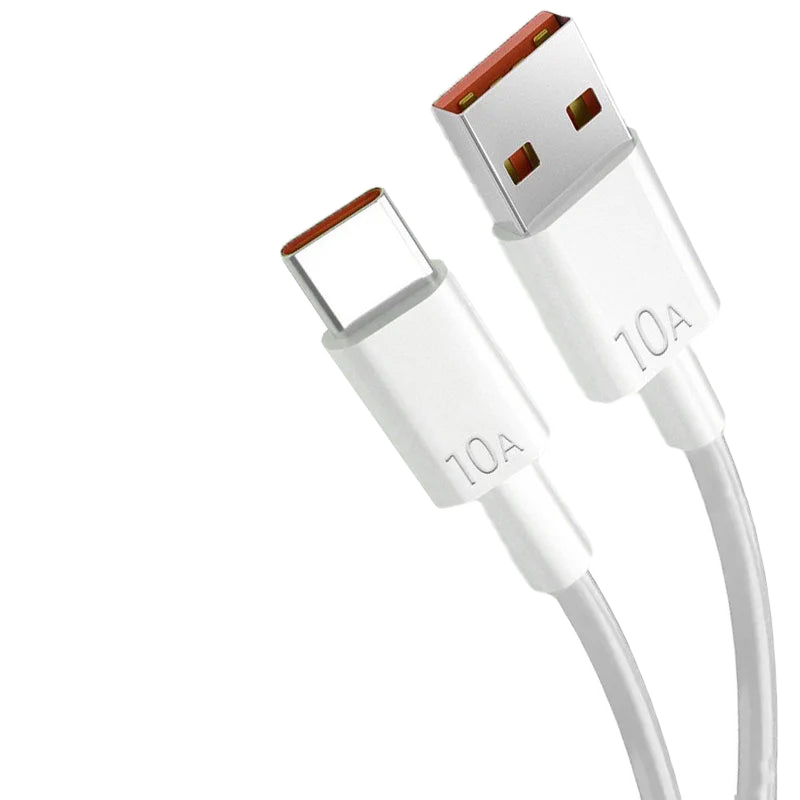 Câble de charge tressé enroulé, avec une prise USB-A d'un côté et une prise USB-C de l'autre