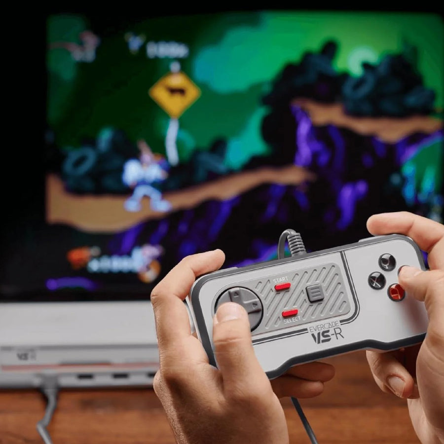 Evercade VS-R, console de salon HDMI à double port cartouche Evercade, coloris gris clair et rouge, partie devant un téléviseur