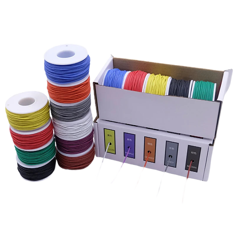 Cinq bobines de fil électrique gainé de silicone, une par couleur, posées côte à côte