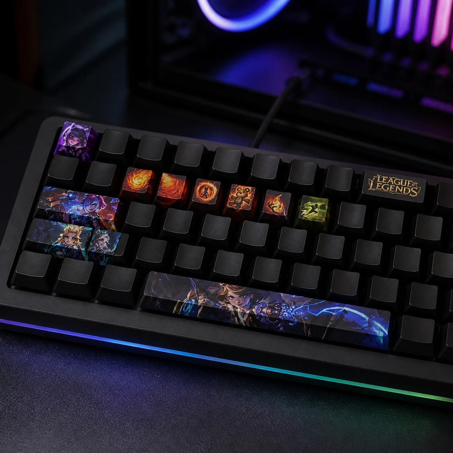 Annie-Keycaps auf einer schwarzen mechanischen Tastatur vor einem Gaming-PC