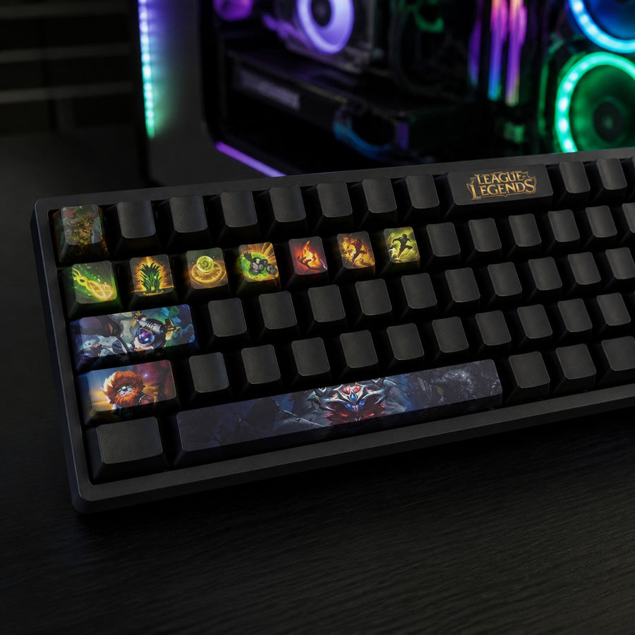 Ivern-Keycaps auf einer schwarzen mechanischen Tastatur vor einem Gaming-PC