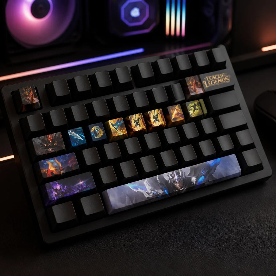 Jarvan IV-Keycaps auf einer schwarzen mechanischen Tastatur vor einem Gaming-PC