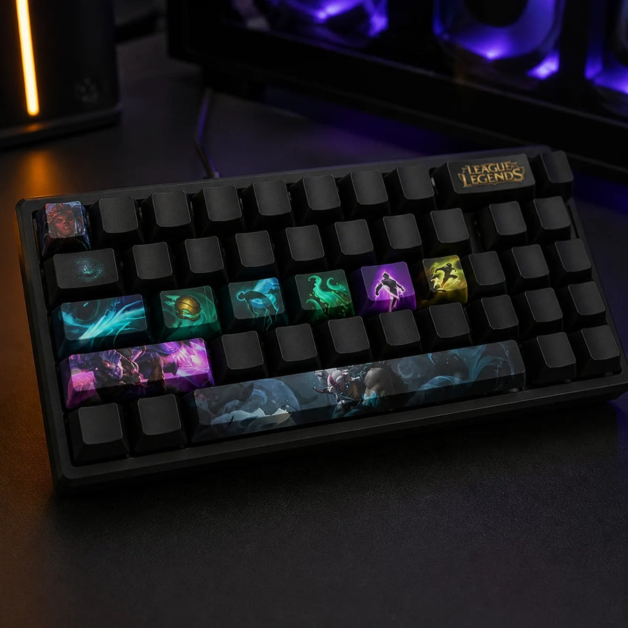 Ornn-Keycaps auf einer schwarzen mechanischen Tastatur vor einem Gaming-PC