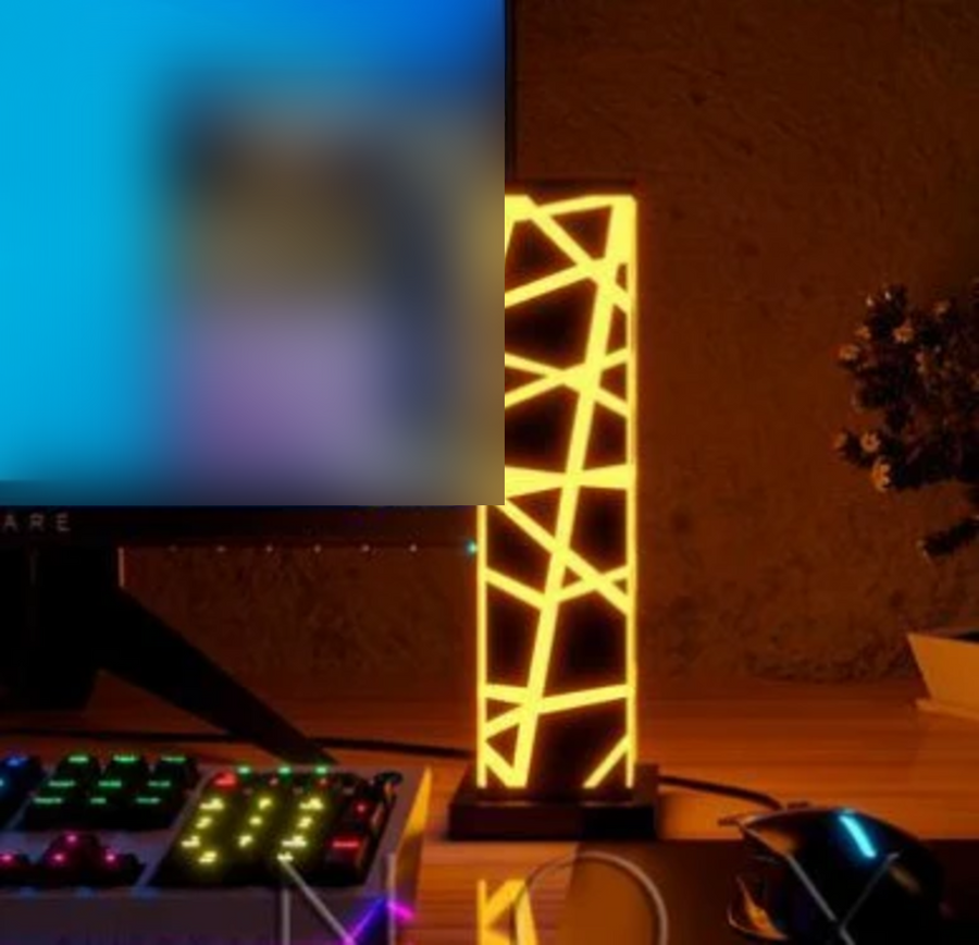 Lampe colonne en acrylique, motif treillis lumineux allumé en jaune, posée sur un bureau