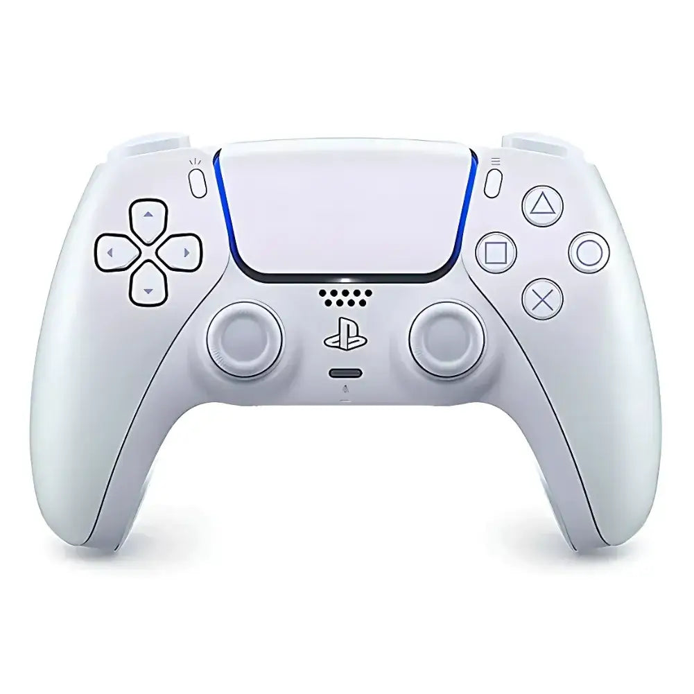 Manette PS5 DualSense™ Chroma Pearl posée sur un setup gaming.