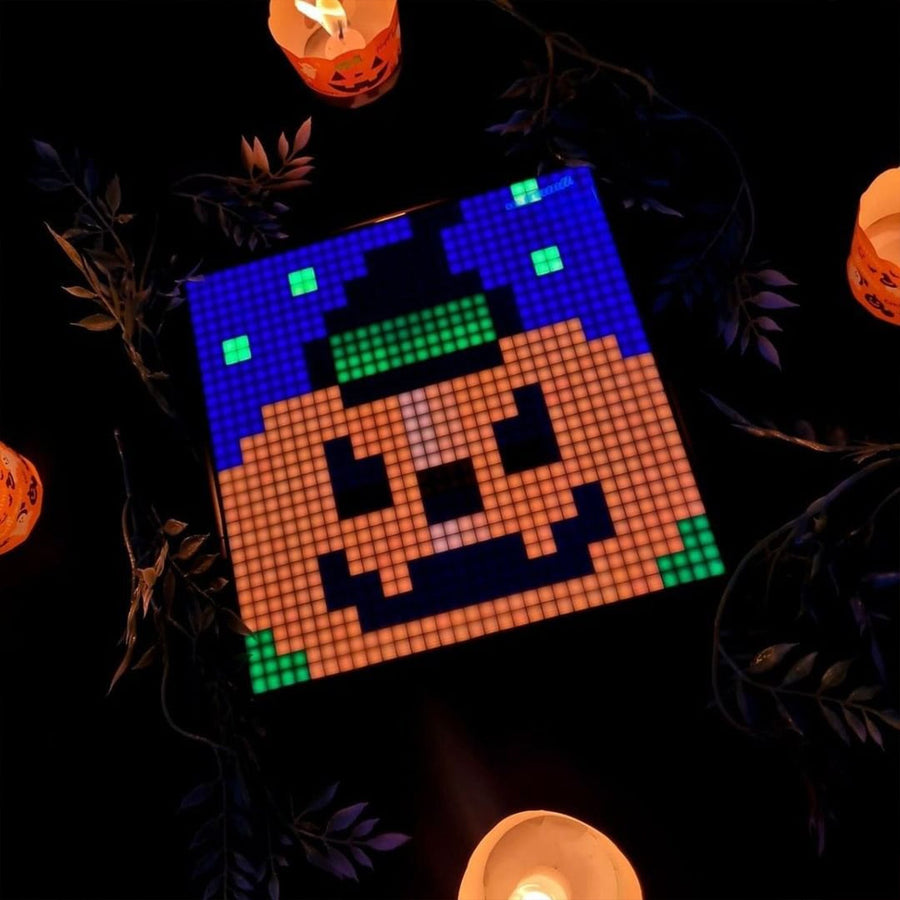 Divoom Pixoo-Max affichant une citrouille dans une pièce sombre
